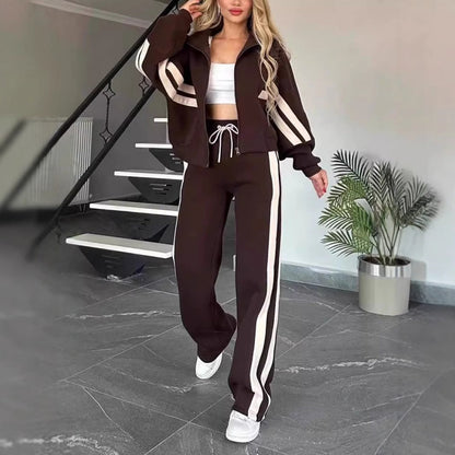 Beiges Damen-Set mit Kontraststreifen, eine weitere Ansicht mit offener Jacke und weiter Hose