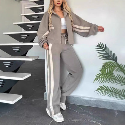 Beiges Damen-Set mit Kontraststreifen, eine weitere Ansicht mit weiter Hose und Jacke