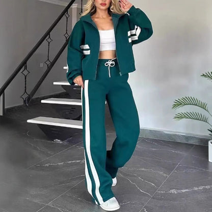 Beiges Damen-Set mit Kontraststreifen, eine weitere Ansicht mit offener Jacke und weiter Hose