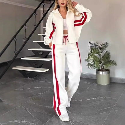 Beiges Damen-Set mit Kontraststreifen, Jacke mit Reißverschluss und weiter Hose in Vorderansicht