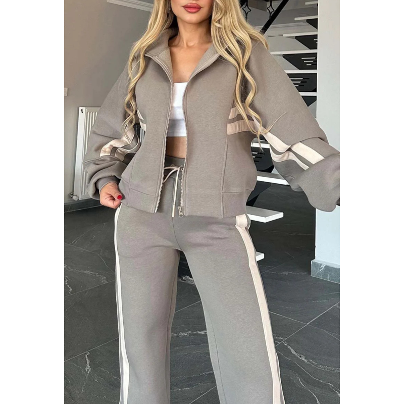 Beiges Damen-Set mit Kontraststreifen, Detail der Jacke mit Reißverschluss und weiter Hose