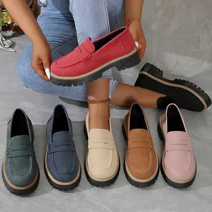 Loafer in acht Farben nebeneinander.