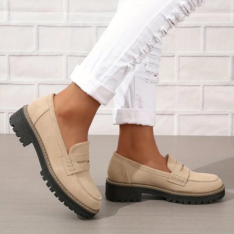 Beige Loafer mit profilierter Plateausohle, getragen zu weißen Jeans.