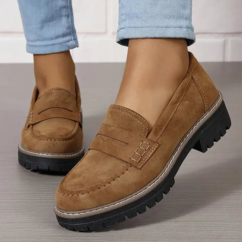 Braune Loafer aus Leder mit Zierstich und dicker schwarzer Sohle.