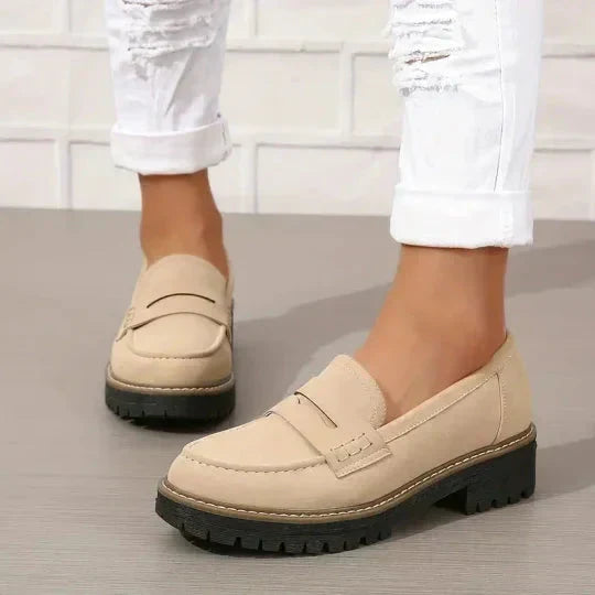 Beige Loafer mit schwarzer Plateausohle, Seitenansicht.
