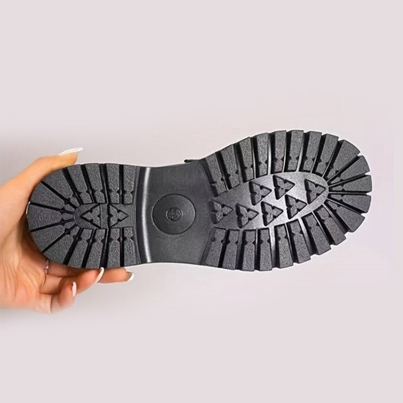 Profilierte schwarze Gummilaufsohle eines Loafers von unten.