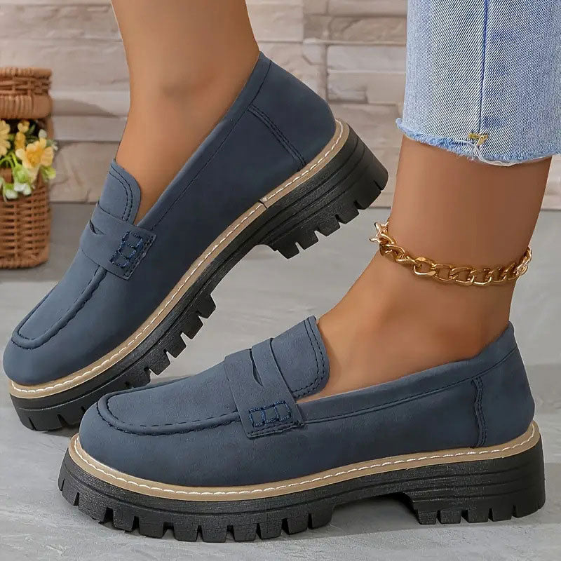 Graublaue Loafer mit blau abgesetzter Stichnaht und Plateausohle.