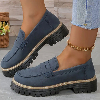 Graublaue Loafer mit blau abgesetzter Stichnaht und Plateausohle.