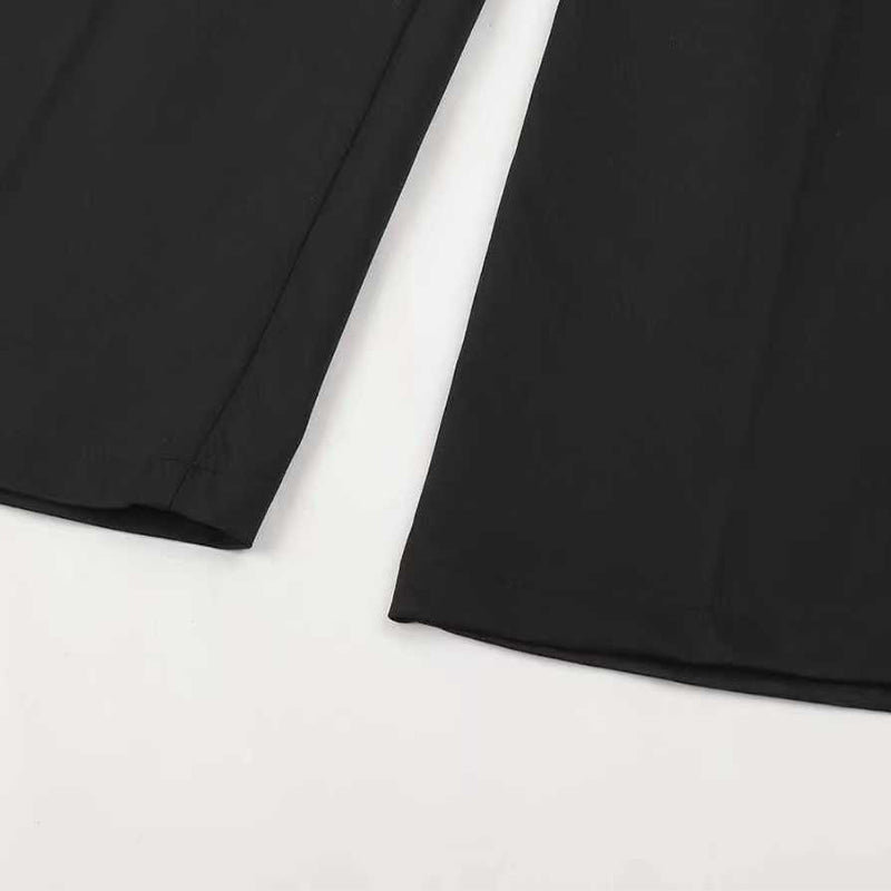 Nahaufnahme der Beinabschlüsse einer schwarzen Hose, flach auf weißem Untergrund, mit Saumnaht und Bügelfalte.