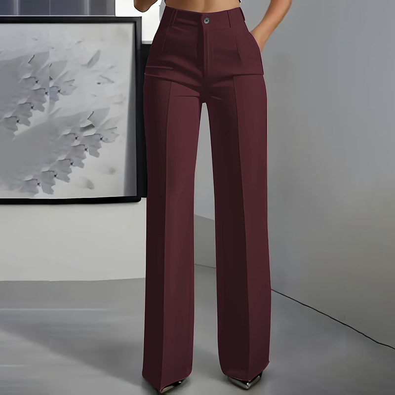Hochtaillenhose in dunklem Weinrot mit Bügelfalte und geradem Schnitt, frontal am Model vor grauem Hintergrund.