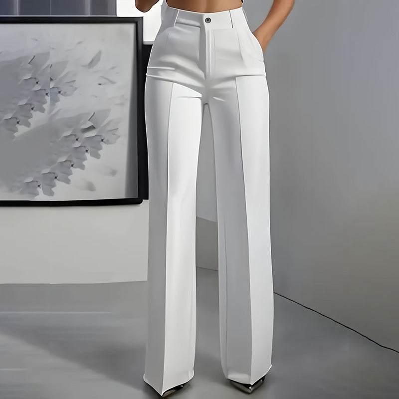 Weiße Hochtaillenhose mit geradem Bein und Bügelfalte, frontale Ansicht am Model vor grauem Studiohintergrund.