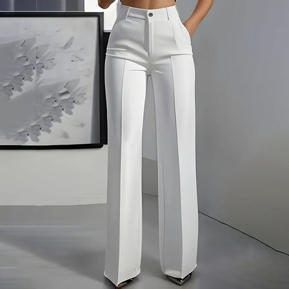 Weiße Hochtaillenhose mit geradem Bein und Bügelfalte, frontale Ansicht am Model vor grauem Studiohintergrund.