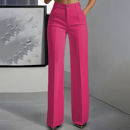 Pinke Hochtaillenhose mit Bügelfalte und geradem Bein, frontal am Model vor grauer Wand.