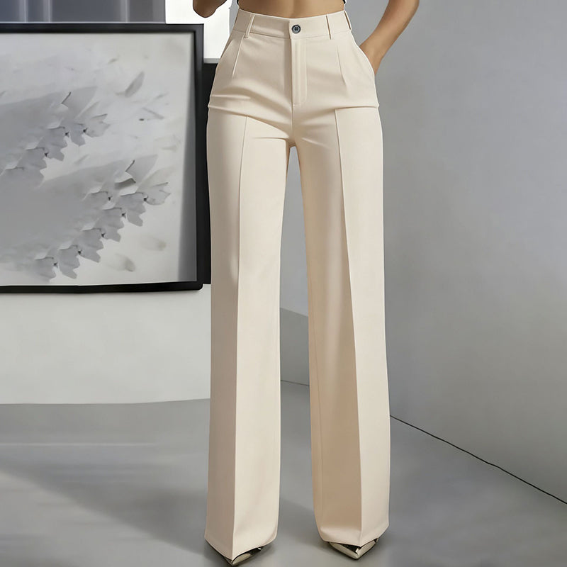 Cremefarbene Hochtaillenhose mit Bügelfalte und Knopfverschluss, frontal am Model, eine Hand in der Seitentasche.