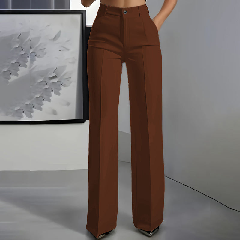 Braune Hochtaillenhose mit Bügelfalte und weitem geradem Schnitt, Frontansicht am Model im Studio.