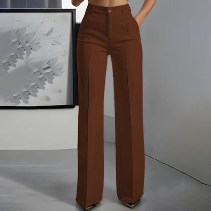 Braune Hochtaillenhose mit Bügelfalte und weitem geradem Schnitt, Frontansicht am Model im Studio.