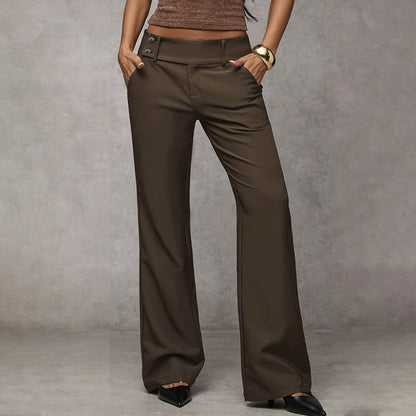 Braune Hose in Frontansicht am Model, zwei Knöpfe am Bund, Hände in den Taschen, dazu schwarze Pumps. 3