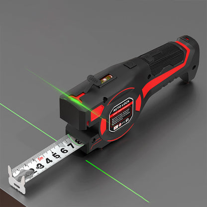 Schwarz-rotes Maßband mit ausgezogenem Band projiziert grüne Laserlinien auf eine graue Fläche 1