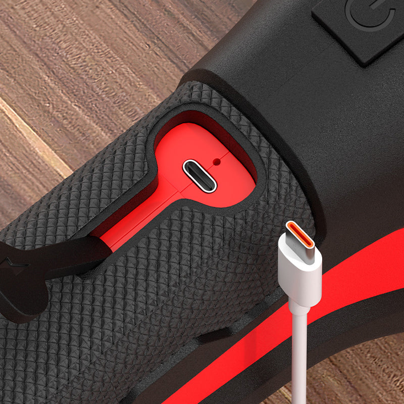 Nahaufnahme des geöffneten USB-C-Ladeanschlusses im Griff mit eingestecktem weißem Ladekabel 5