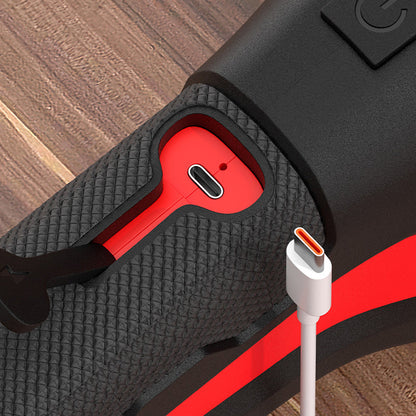 Nahaufnahme des geöffneten USB-C-Ladeanschlusses im Griff mit eingestecktem weißem Ladekabel 5