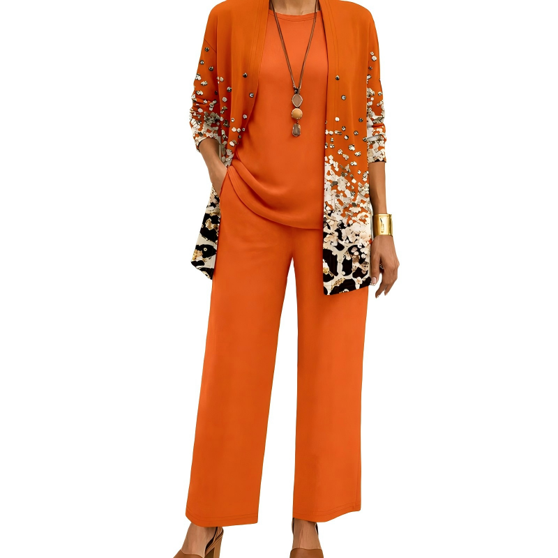 Oranges Set, dessen Cardigan unten ein Muster aus Pailletten und Leopardenfleck-Motiv zeigt, kombiniert mit Shirt und weiter Hose. 3
