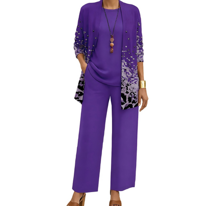 Violettes Set mit Cardigan, dessen unterer Teil ein helles Muster mit schwarzen Flecken und Nieten trägt, plus Shirt und Hose. 7