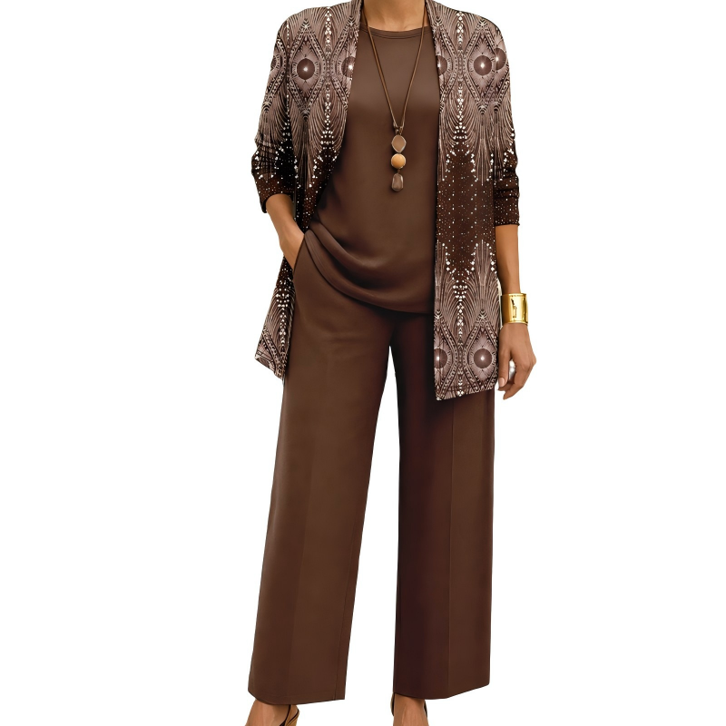 Braunes Set, dessen Cardigan ein ornamentales Muster mit Glitzerpunkten zeigt, kombiniert mit Rundhalsshirt und weiter Hose. 10