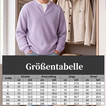 Mann im fliederfarbenen Waffelstrick-Oberteil vor einem Garderobenschrank, darunter eine Größentabelle mit Schulter, Brustumfang, Länge und Ärmel in cm und Zoll 8