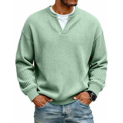 Frontansicht des Waffelstrick-Oberteils in Mintgrün mit V-Ausschnitt und weißem Shirt darunter, Hände in den Jeanstaschen. 10