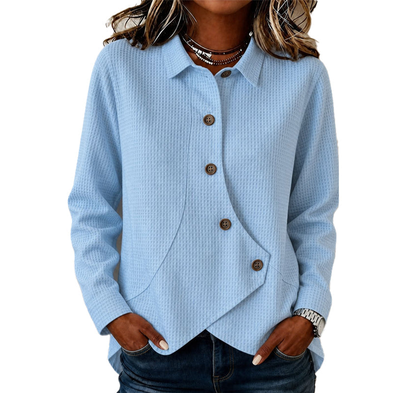 Damenpullover in Hellblau mit Waffelstruktur, braunen Knöpfen und asymmetrischem Saum, detail