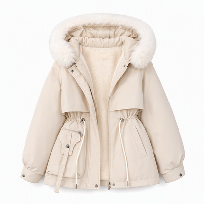 Beiger Parka mit hellem Fellbesatz, offenem Reißverschluss und weichem Fleecefutter, freigestellt auf weißem Hintergrund 8