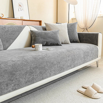 Graue Chenille-Sofaauflage in hellem Wohnzimmer mit Kissen und Tasse.