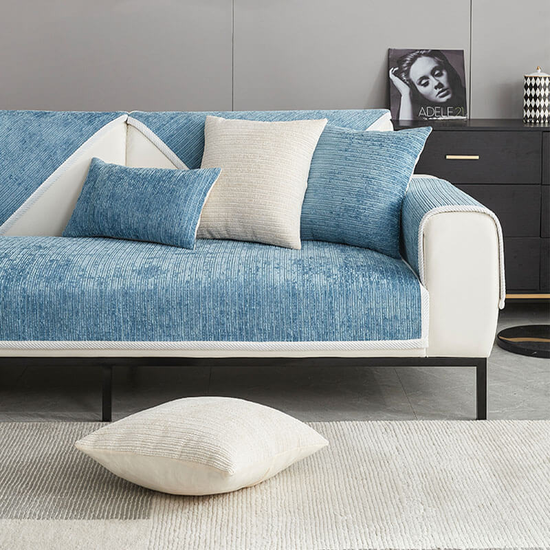 Frontansicht des Sofas mit blauer Chenille-Auflage und Kissen.