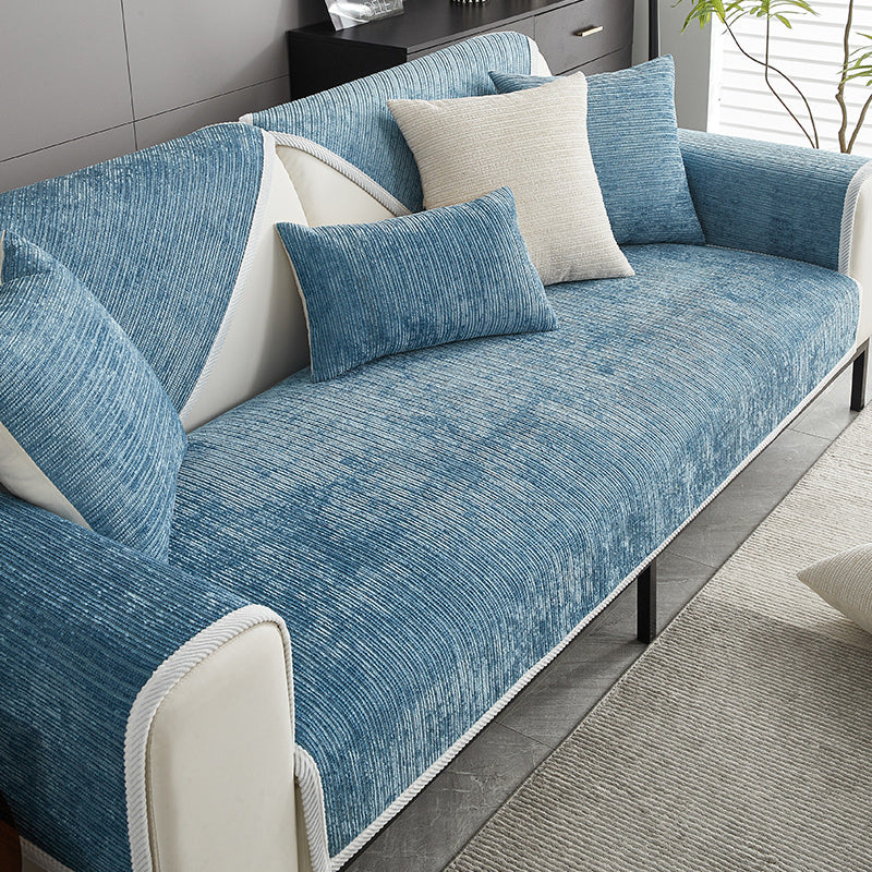 Blaue Chenille-Sofaauflage mit Streifenmuster und Kissen, Detail.