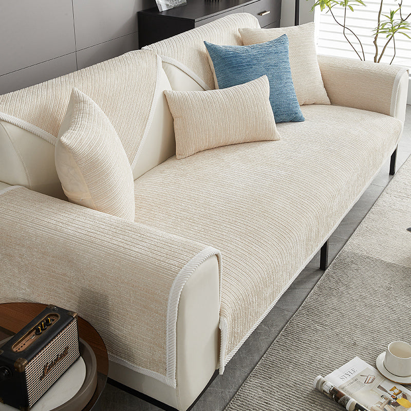 Cremefarbene Chenille-Auflage auf einem hellen Sofa mit Kissen, another view.