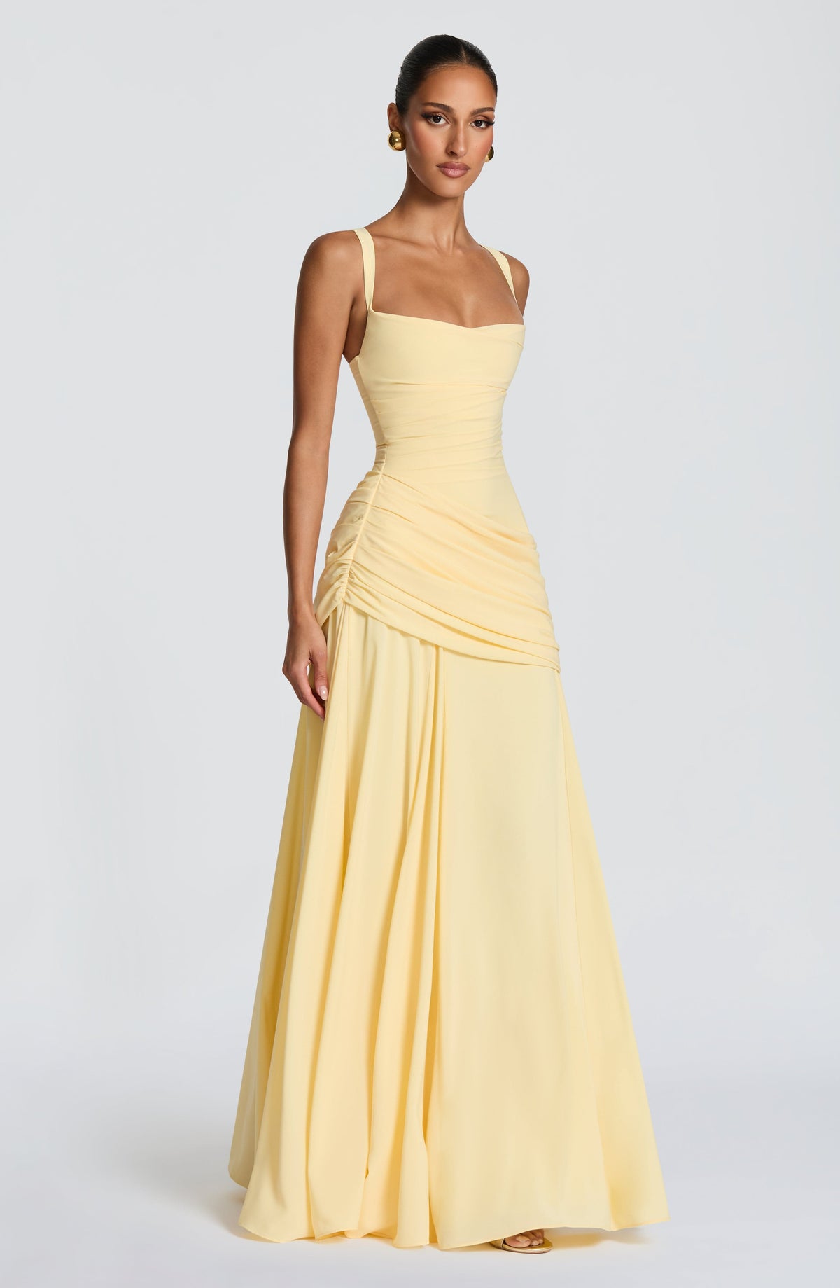 Hellgelbes Maxikleid in Dreiviertelansicht am Model mit fließendem Rock.