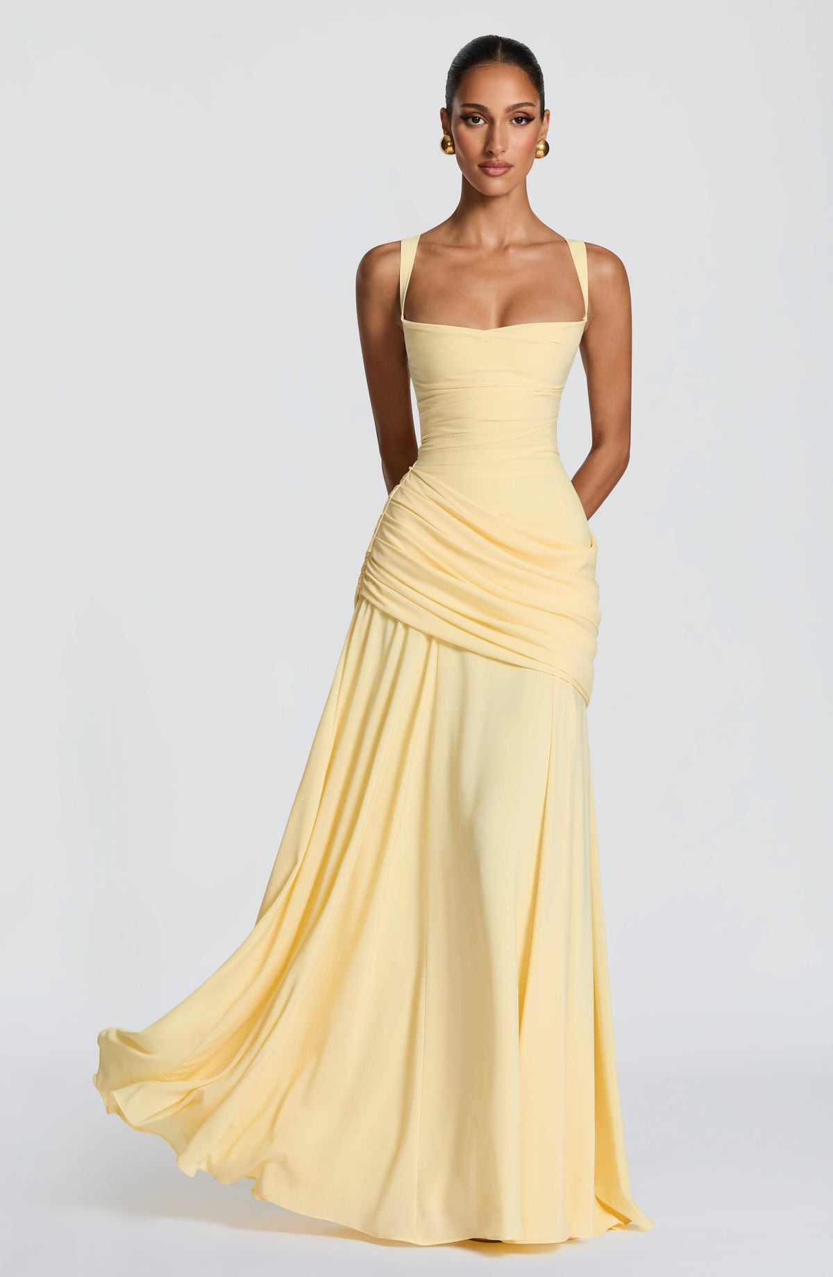 Hellgelbes Chiffon-Maxikleid mit eckigem Ausschnitt und weitem Rock in Frontansicht am Model.