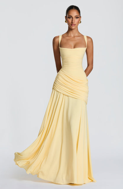 Hellgelbes Chiffon-Maxikleid mit eckigem Ausschnitt und weitem Rock in Frontansicht am Model.