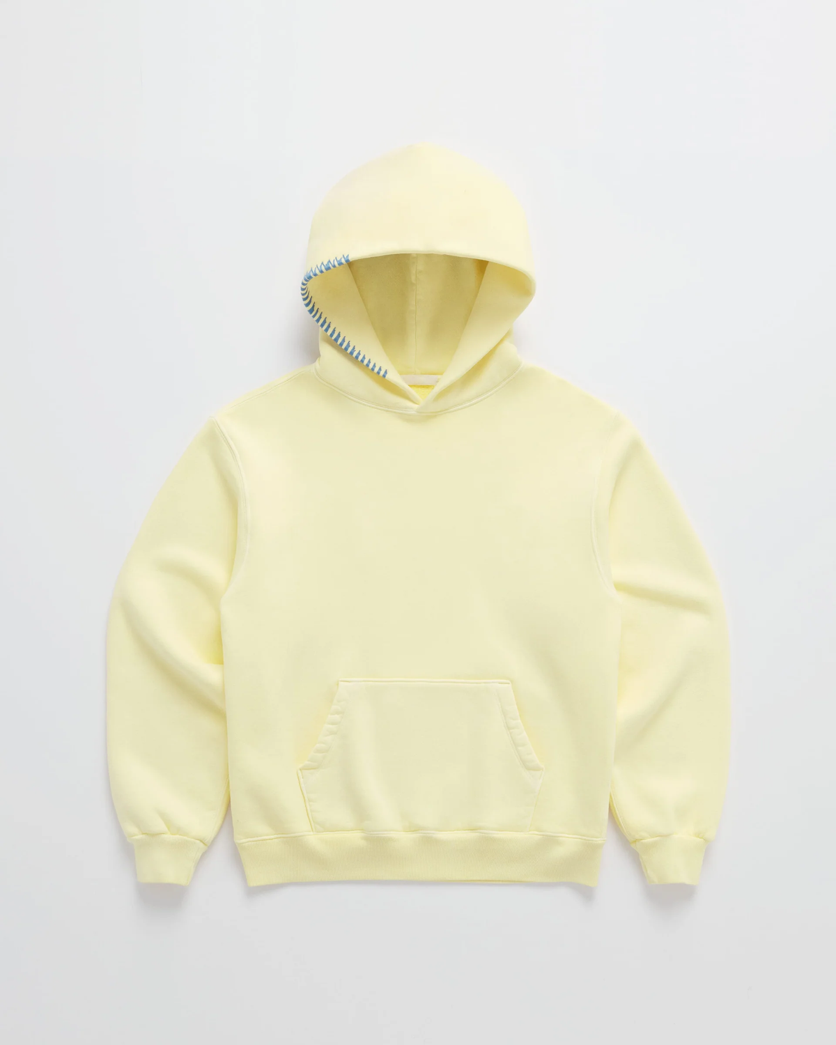Hellgelber Kapuzenpullover von vorn auf hellem Grund, mit Kängurutasche und blauer Zickzack-Naht am Kapuzenrand. 1