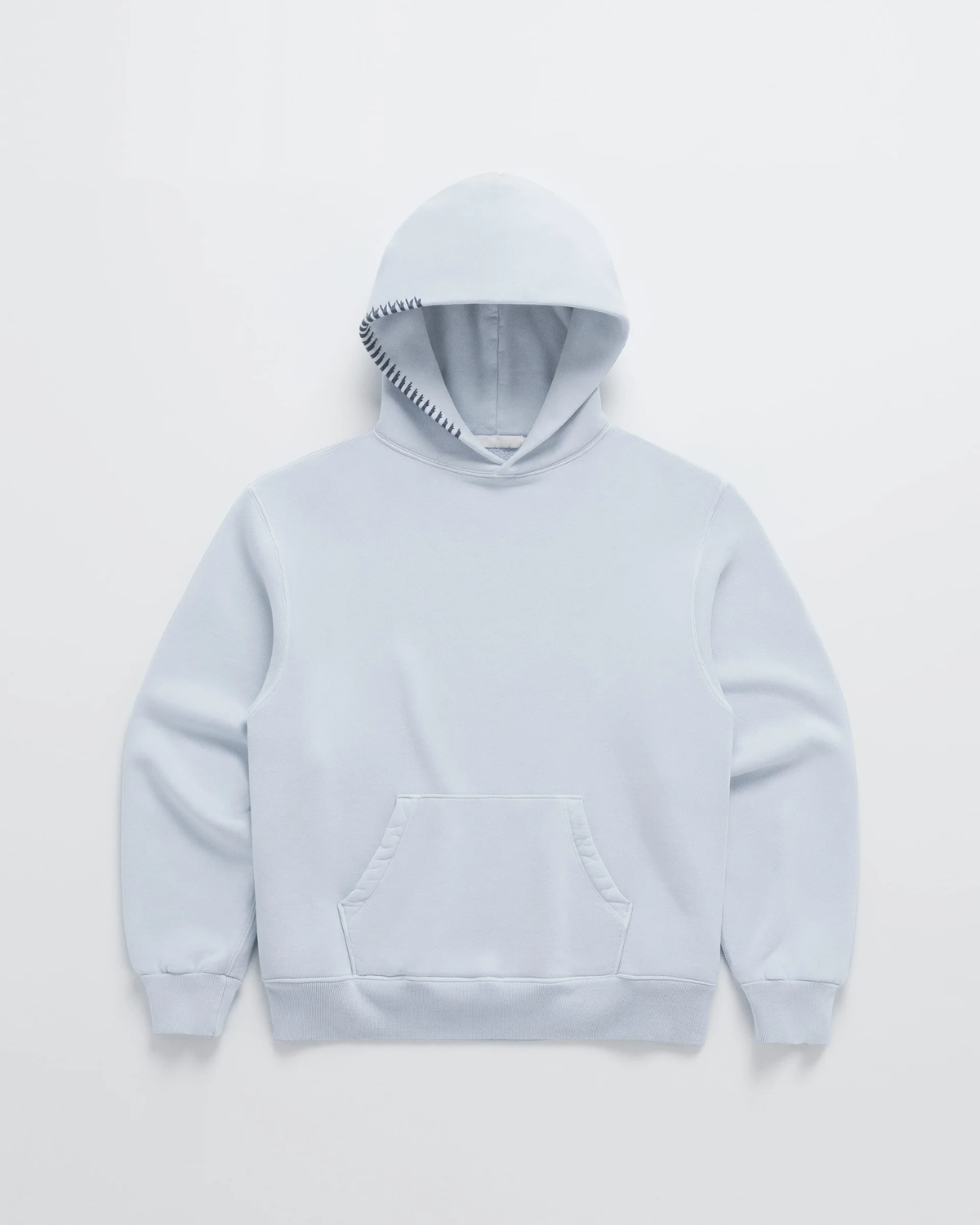 Hellblauer Kapuzenpullover von vorn mit dunkelblauer Zickzack-Naht an der Kapuze, Rippbündchen und Kängurutasche. 4