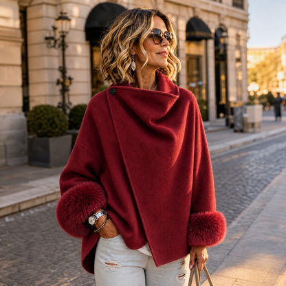 Rote Jacke mit drapiertem Kragen und Fellbündchen, Model trägt Sonnenbrille und helle Jeans in der Abendsonne 4