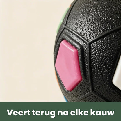Detailaufnahme der genoppten schwarzen Oberfläche und eines rosa Sechseck-Feldes, das die robuste Struktur des Balls zeigt. 4
