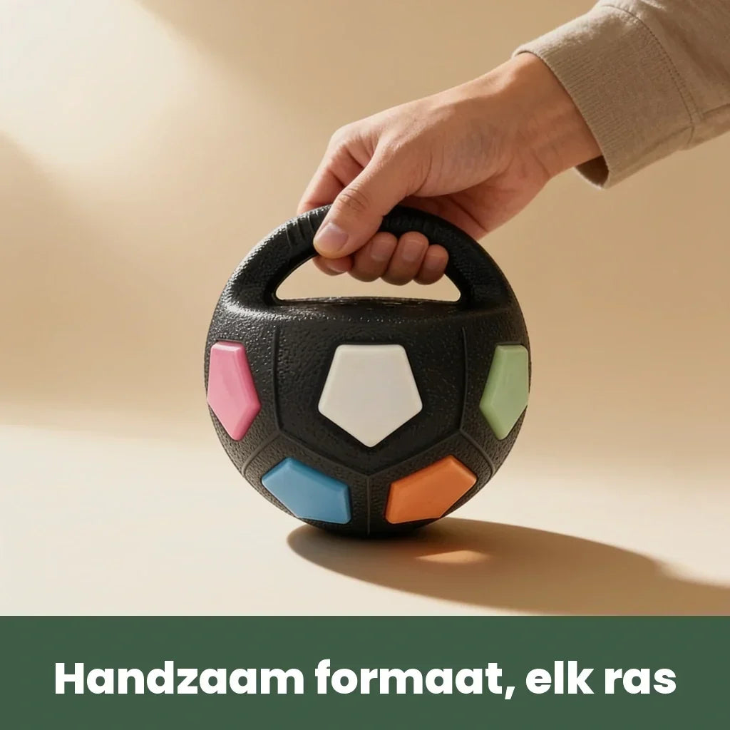 Eine Hand hält den schwarzen Ball am Griff vor beigem Hintergrund und zeigt so das handliche Format. 5