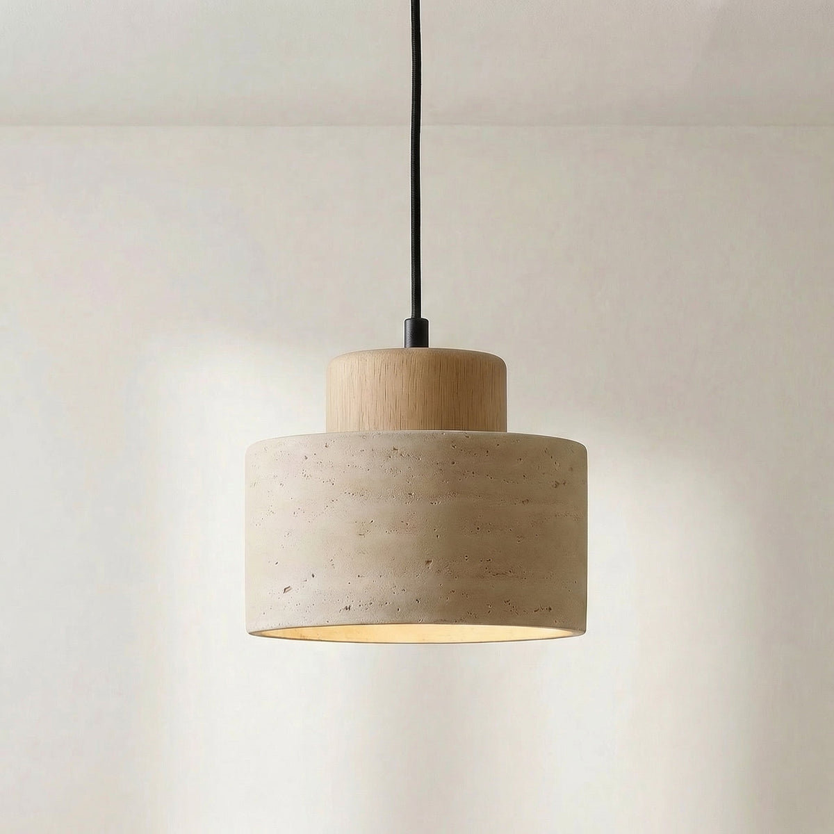 Pendelleuchte mit hellem Holzaufsatz statt dunklem, dazu der Travertinschirm vor heller Wand 7