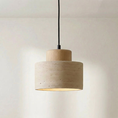 Pendelleuchte mit hellem Holzaufsatz statt dunklem, dazu der Travertinschirm vor heller Wand 7