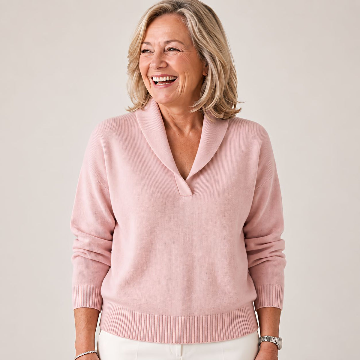 Weicher Damenpullover in Rosa mit Schalkragen und langen Ärmeln, Seitenansicht