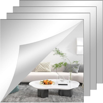 Vier quadratische Spiegelfolien übereinander, die vorderste mit abgelöster Ecke, im Spiegelbild ein helles Wohnzimmer mit Sofa und Couchtisch. 3