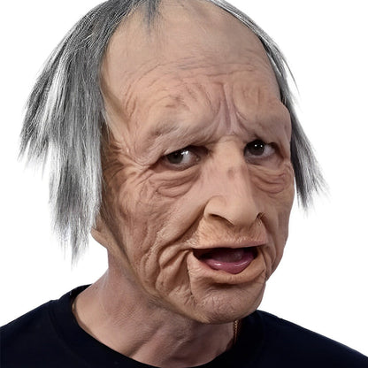 Realistische Gesichtsmaske eines älteren Mannes in Beige, Braun, Grau und Weiß, getragen, mit leicht geöffnetem Mund.