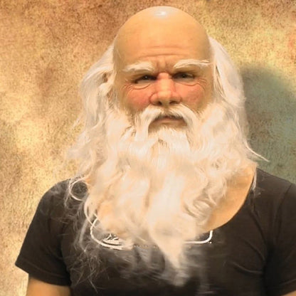 Realistische Gesichtsmaske mit Glatze, buschigen weißen Brauen und langem, gewelltem weißem Bart.