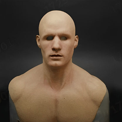Realistische Gesichtsmaske eines jüngeren, kahlen Mannes mit glatter Haut und muskulösem Schulter- und Brustteil.